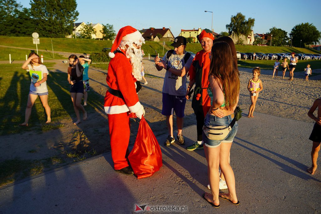 Pół roku do świąt - Święty Mikołaj na plaży w Ostrołęce [24.06.2022] - zdjęcie #6 - eOstroleka.pl