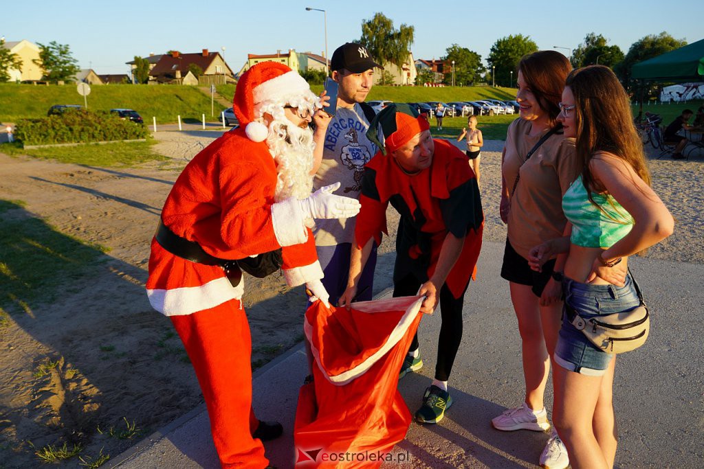 Pół roku do świąt - Święty Mikołaj na plaży w Ostrołęce [24.06.2022] - zdjęcie #7 - eOstroleka.pl