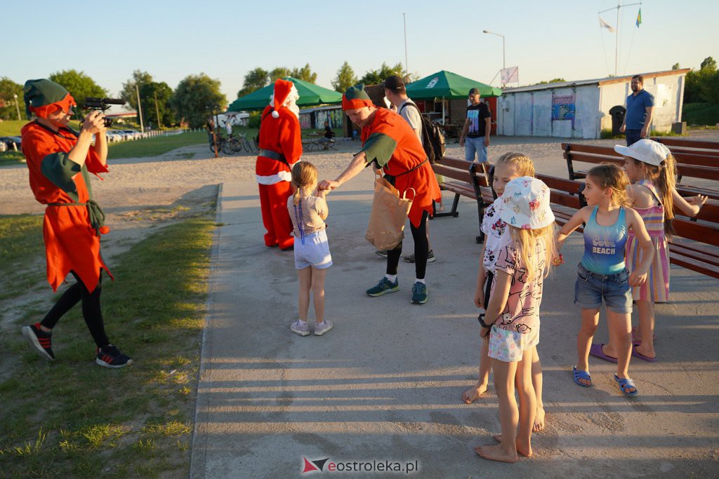 Pół roku do świąt - Święty Mikołaj na plaży w Ostrołęce [24.06.2022] - zdjęcie #17 - eOstroleka.pl