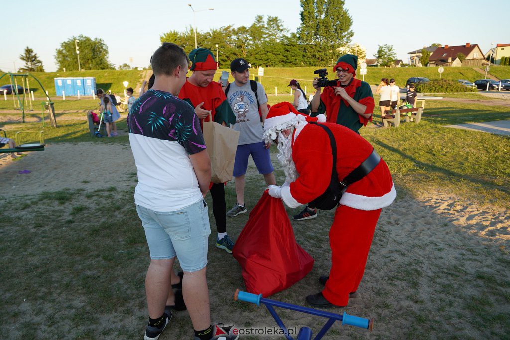 Pół roku do świąt - Święty Mikołaj na plaży w Ostrołęce [24.06.2022] - zdjęcie #18 - eOstroleka.pl