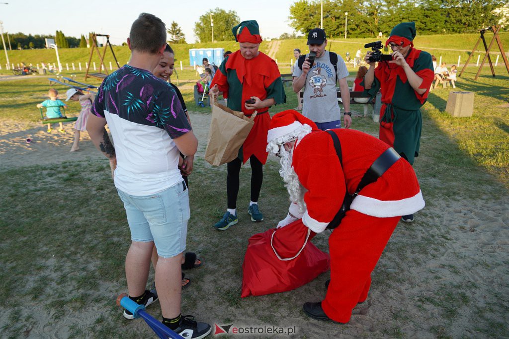 Pół roku do świąt - Święty Mikołaj na plaży w Ostrołęce [24.06.2022] - zdjęcie #19 - eOstroleka.pl