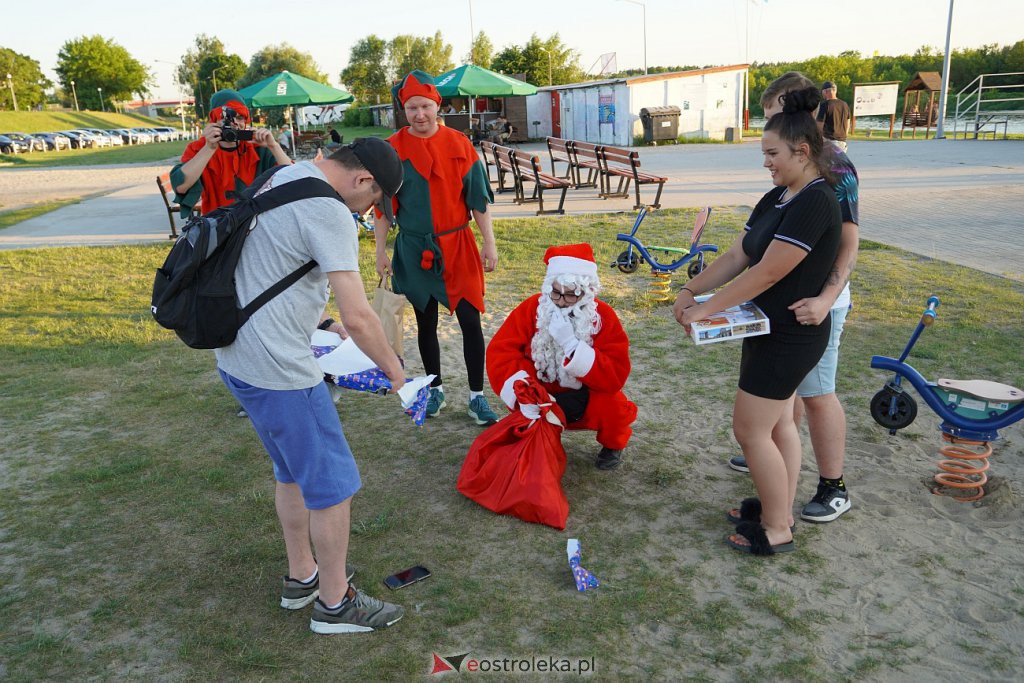Pół roku do świąt - Święty Mikołaj na plaży w Ostrołęce [24.06.2022] - zdjęcie #23 - eOstroleka.pl