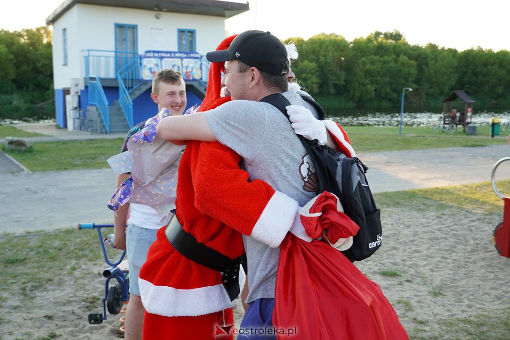 Pół roku do świąt - Święty Mikołaj na plaży w Ostrołęce [24.06.2022] - zdjęcie #25 - eOstroleka.pl