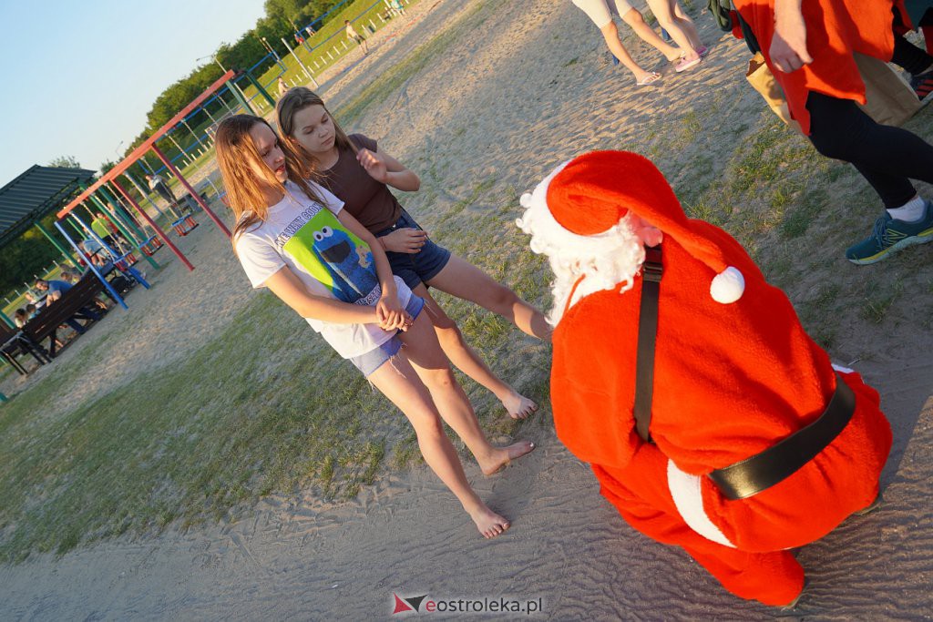Pół roku do świąt - Święty Mikołaj na plaży w Ostrołęce [24.06.2022] - zdjęcie #27 - eOstroleka.pl