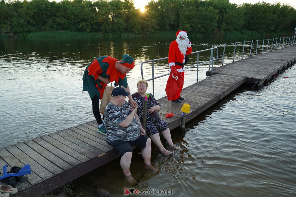 Pół roku do świąt - Święty Mikołaj na plaży w Ostrołęce [24.06.2022] - zdjęcie #42 - eOstroleka.pl