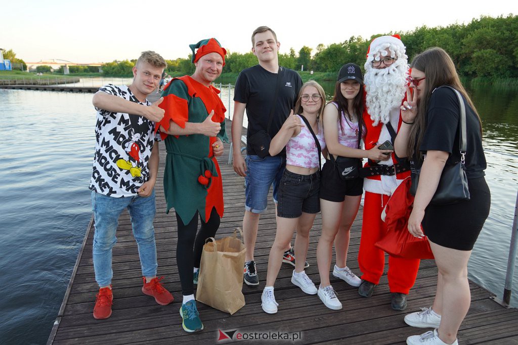 Pół roku do świąt - Święty Mikołaj na plaży w Ostrołęce [24.06.2022] - zdjęcie #32 - eOstroleka.pl