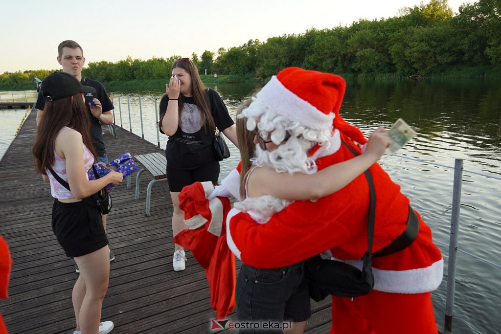 Pół roku do świąt - Święty Mikołaj na plaży w Ostrołęce [24.06.2022] - zdjęcie #29 - eOstroleka.pl