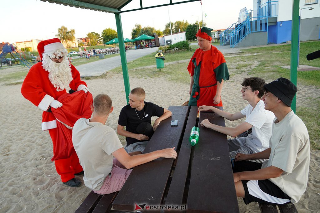Pół roku do świąt - Święty Mikołaj na plaży w Ostrołęce [24.06.2022] - zdjęcie #13 - eOstroleka.pl