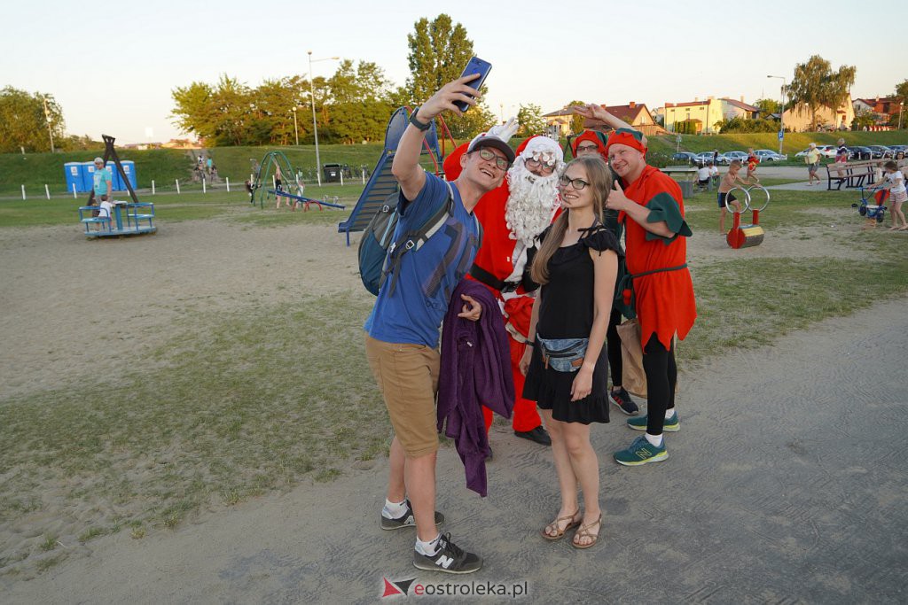 Pół roku do świąt - Święty Mikołaj na plaży w Ostrołęce [24.06.2022] - zdjęcie #10 - eOstroleka.pl