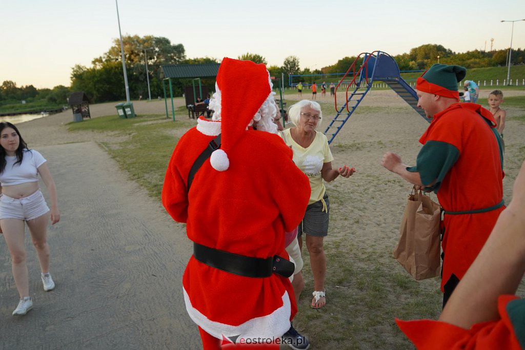 Pół roku do świąt - Święty Mikołaj na plaży w Ostrołęce [24.06.2022] - zdjęcie #9 - eOstroleka.pl