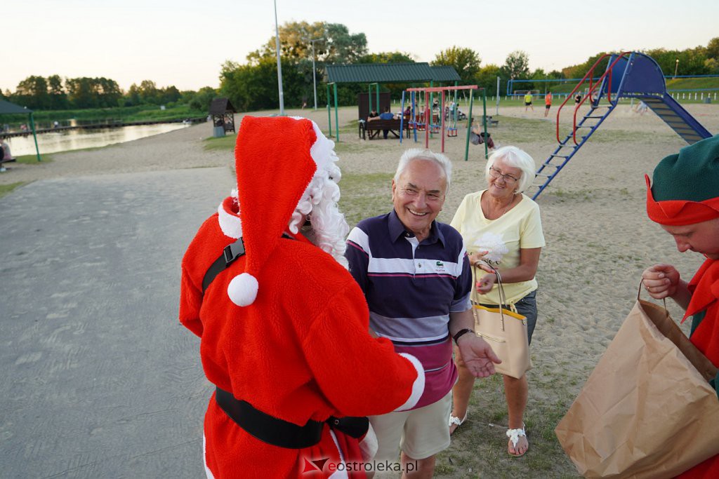 Pół roku do świąt - Święty Mikołaj na plaży w Ostrołęce [24.06.2022] - zdjęcie #7 - eOstroleka.pl