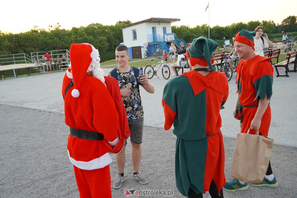 Pół roku do świąt - Święty Mikołaj na plaży w Ostrołęce [24.06.2022] - zdjęcie #4 - eOstroleka.pl