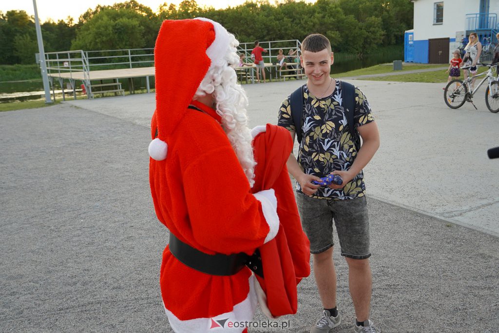 Pół roku do świąt - Święty Mikołaj na plaży w Ostrołęce [24.06.2022] - zdjęcie #3 - eOstroleka.pl