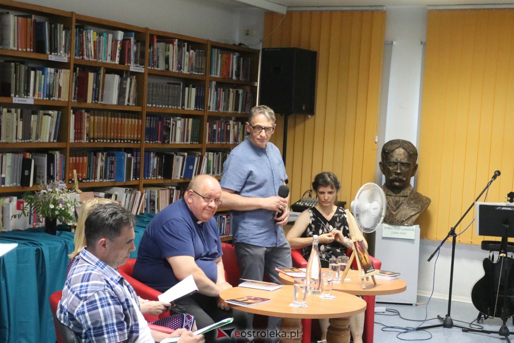 Wieczór autorski z Arkadiuszem Kruczykiem [28.06.2022] - zdjęcie #26 - eOstroleka.pl