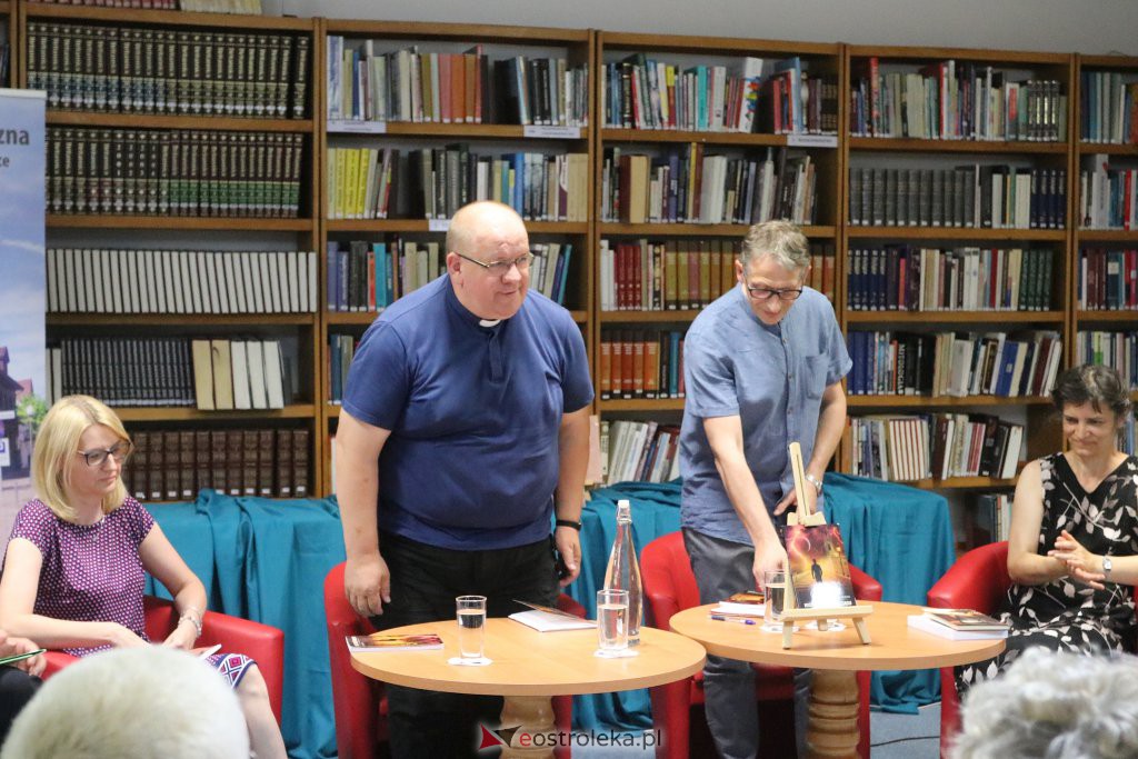 Wieczór autorski z Arkadiuszem Kruczykiem [28.06.2022] - zdjęcie #25 - eOstroleka.pl