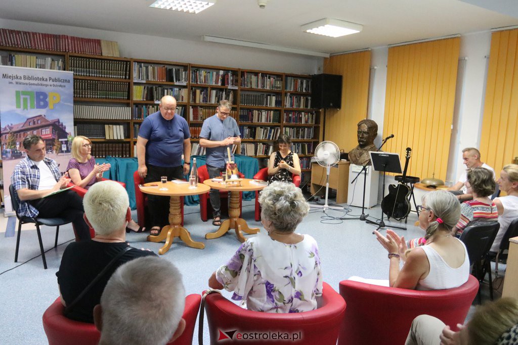 Wieczór autorski z Arkadiuszem Kruczykiem [28.06.2022] - zdjęcie #24 - eOstroleka.pl