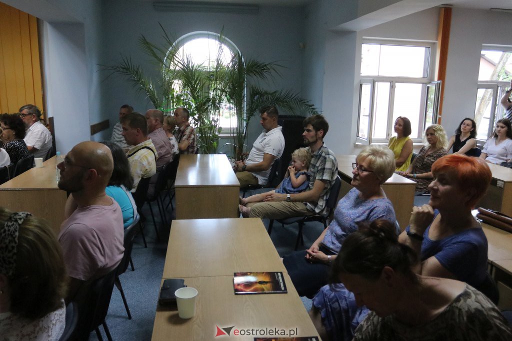 Wieczór autorski z Arkadiuszem Kruczykiem [28.06.2022] - zdjęcie #23 - eOstroleka.pl