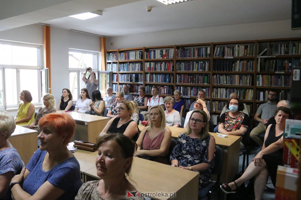 Wieczór autorski z Arkadiuszem Kruczykiem [28.06.2022] - zdjęcie #21 - eOstroleka.pl