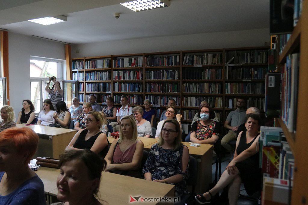 Wieczór autorski z Arkadiuszem Kruczykiem [28.06.2022] - zdjęcie #20 - eOstroleka.pl