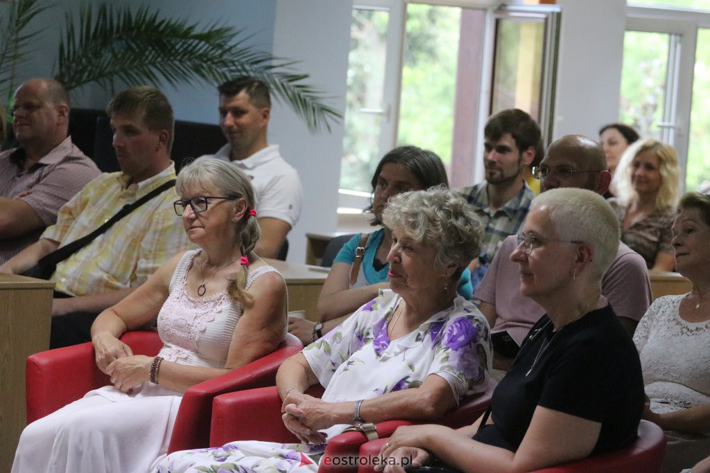 Wieczór autorski z Arkadiuszem Kruczykiem [28.06.2022] - zdjęcie #16 - eOstroleka.pl