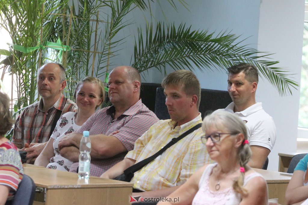 Wieczór autorski z Arkadiuszem Kruczykiem [28.06.2022] - zdjęcie #15 - eOstroleka.pl