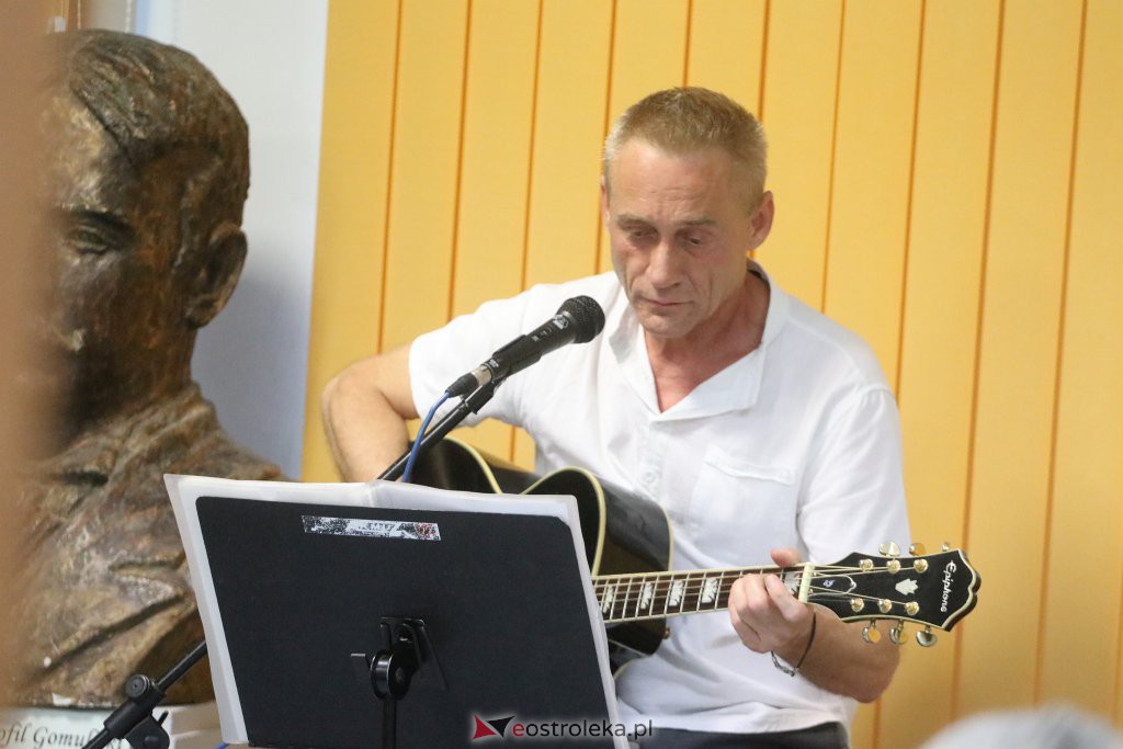 Wieczór autorski z Arkadiuszem Kruczykiem [28.06.2022] - zdjęcie #12 - eOstroleka.pl