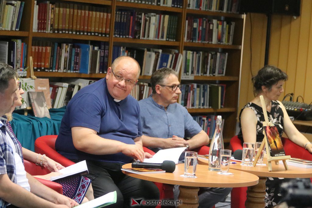 Wieczór autorski z Arkadiuszem Kruczykiem [28.06.2022] - zdjęcie #11 - eOstroleka.pl