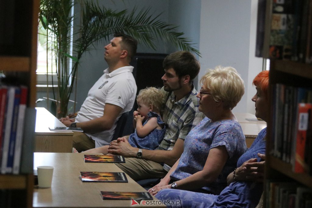 Wieczór autorski z Arkadiuszem Kruczykiem [28.06.2022] - zdjęcie #10 - eOstroleka.pl