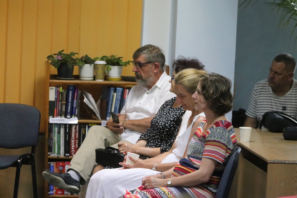 Wieczór autorski z Arkadiuszem Kruczykiem [28.06.2022] - zdjęcie #9 - eOstroleka.pl