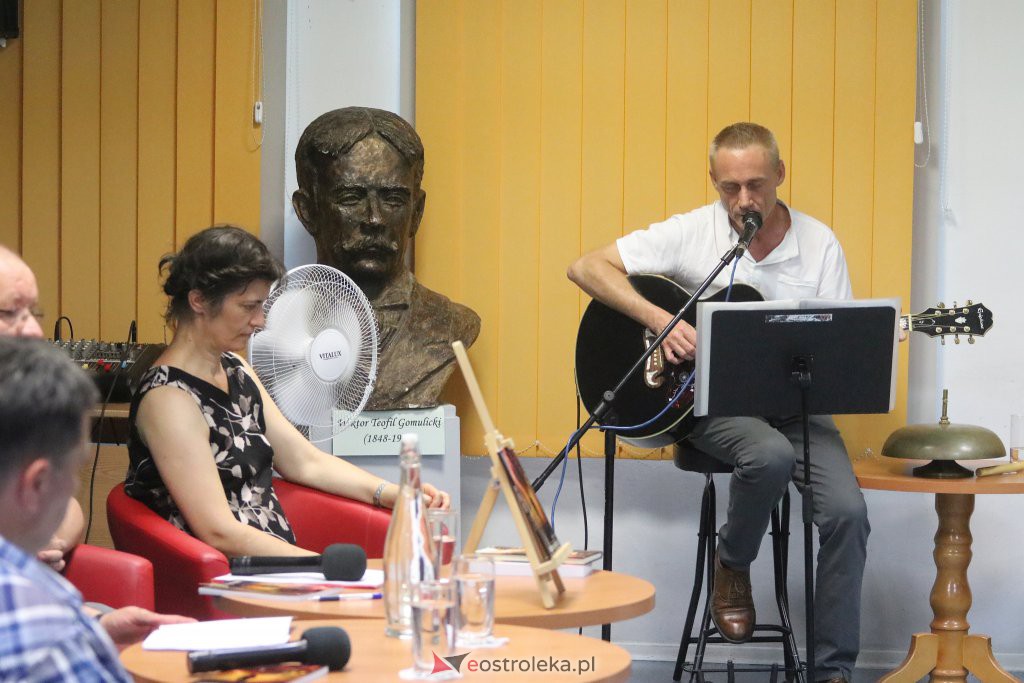 Wieczór autorski z Arkadiuszem Kruczykiem [28.06.2022] - zdjęcie #8 - eOstroleka.pl