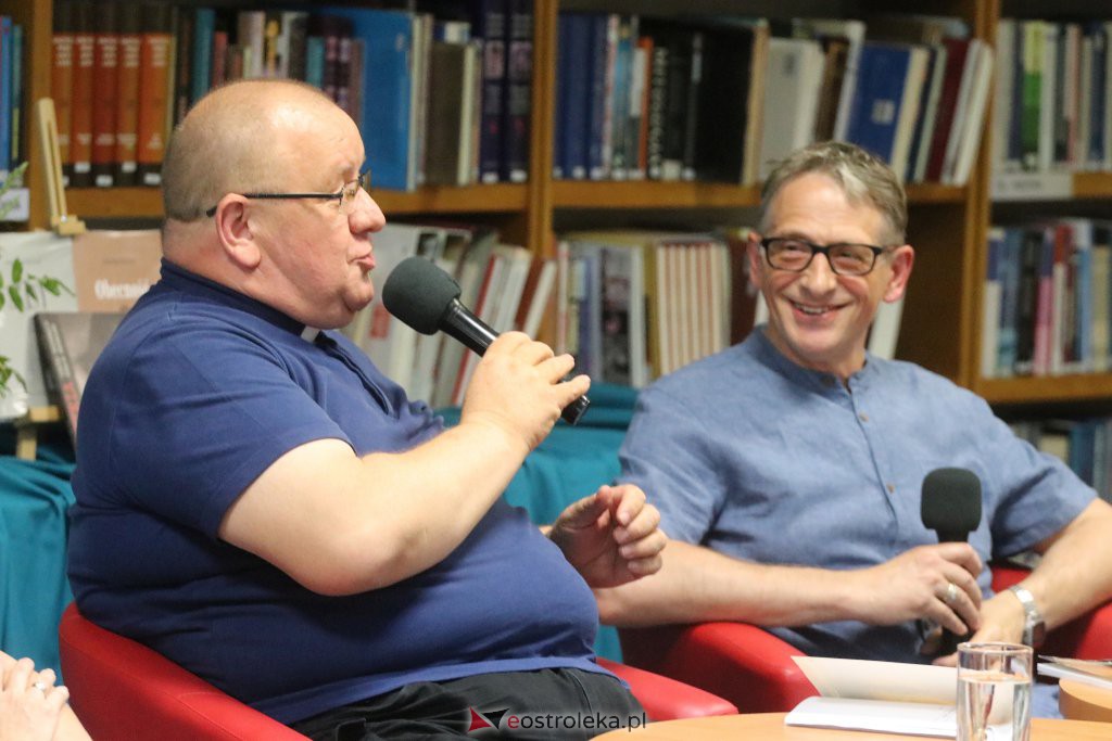 Wieczór autorski z Arkadiuszem Kruczykiem [28.06.2022] - zdjęcie #6 - eOstroleka.pl