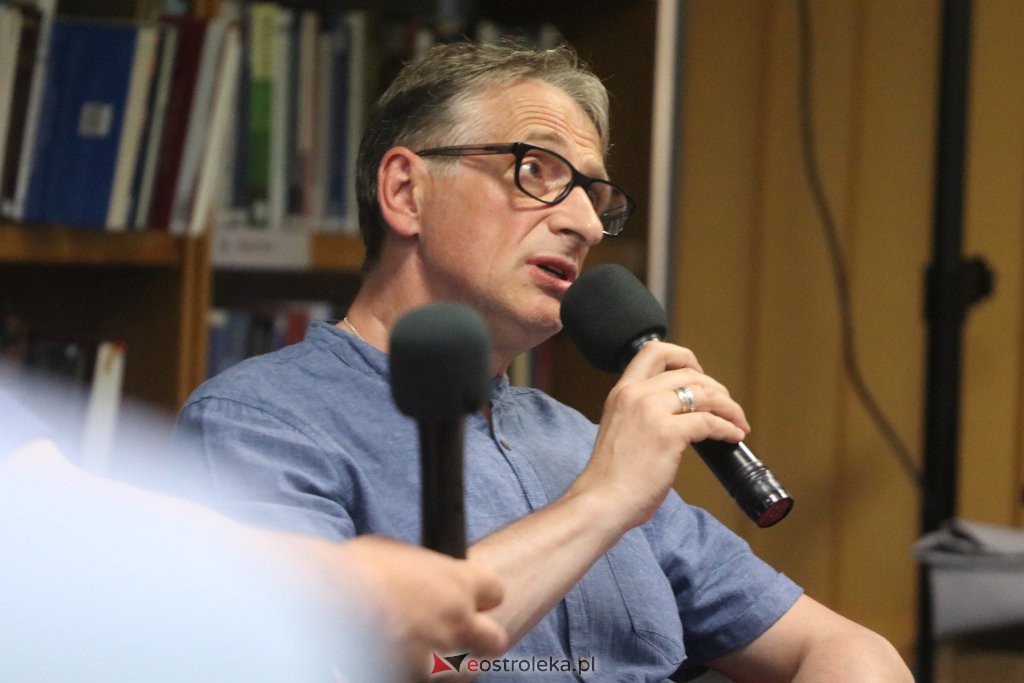 Wieczór autorski z Arkadiuszem Kruczykiem [28.06.2022] - zdjęcie #3 - eOstroleka.pl