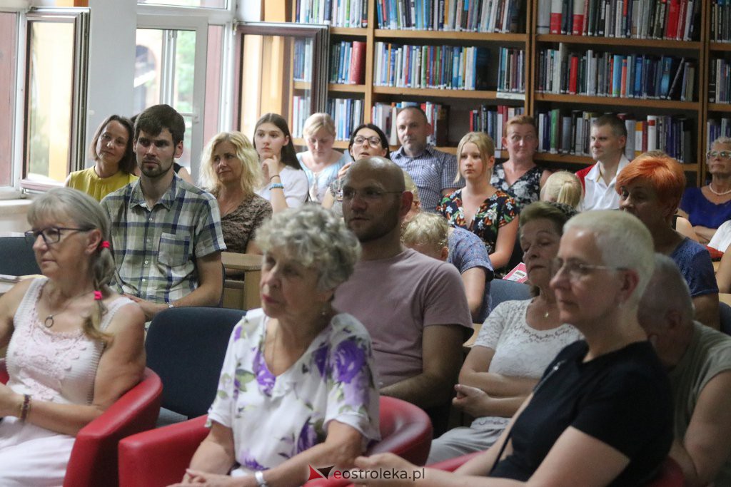 Wieczór autorski z Arkadiuszem Kruczykiem [28.06.2022] - zdjęcie #1 - eOstroleka.pl