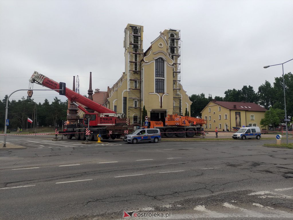 Trwa montaż iglic na wieżach kościoła św. Franciszka z Asyżu [29.06.2022] - zdjęcie #2 - eOstroleka.pl