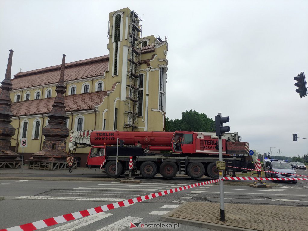 Trwa montaż iglic na wieżach kościoła św. Franciszka z Asyżu [29.06.2022] - zdjęcie #3 - eOstroleka.pl