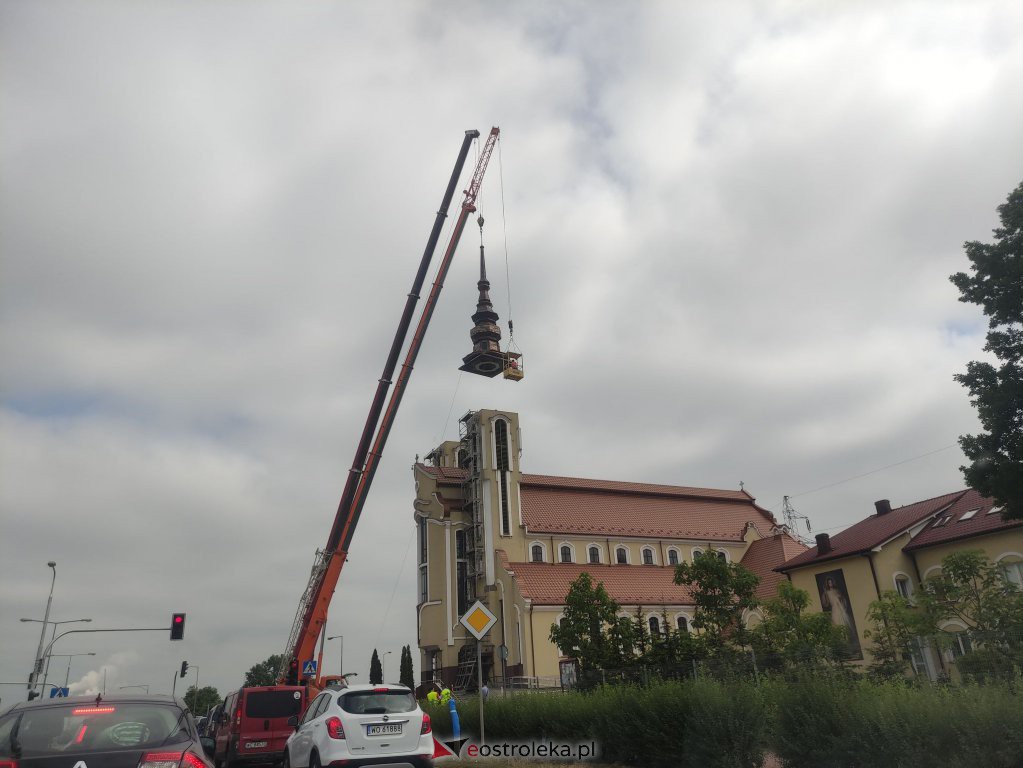 Trwa montaż iglic na wieżach kościoła św. Franciszka z Asyżu [29.06.2022] - zdjęcie #5 - eOstroleka.pl