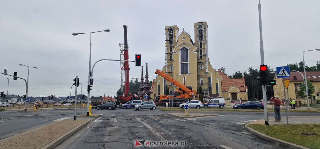 Trwa montaż iglic na wieżach kościoła św. Franciszka z Asyżu [29.06.2022] - zdjęcie #6 - eOstroleka.pl