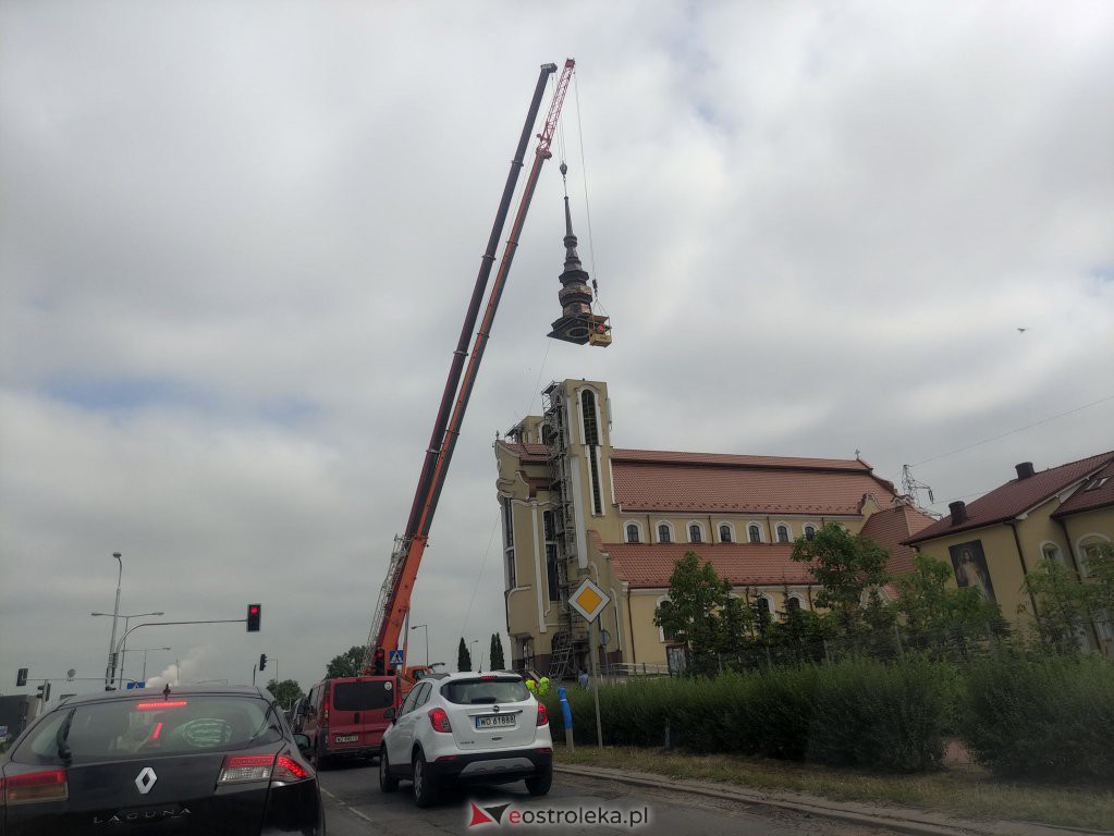 Trwa montaż iglic na wieżach kościoła św. Franciszka z Asyżu [29.06.2022] - zdjęcie #7 - eOstroleka.pl