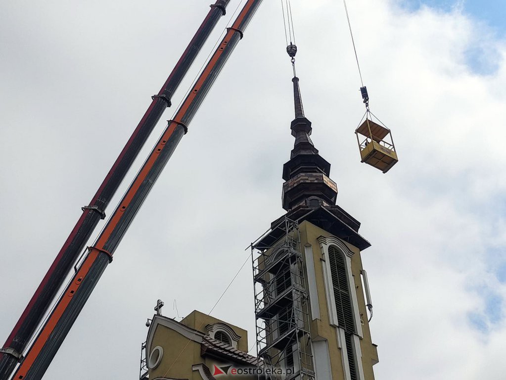 Trwa montaż iglic na wieżach kościoła św. Franciszka z Asyżu [29.06.2022] - zdjęcie #8 - eOstroleka.pl