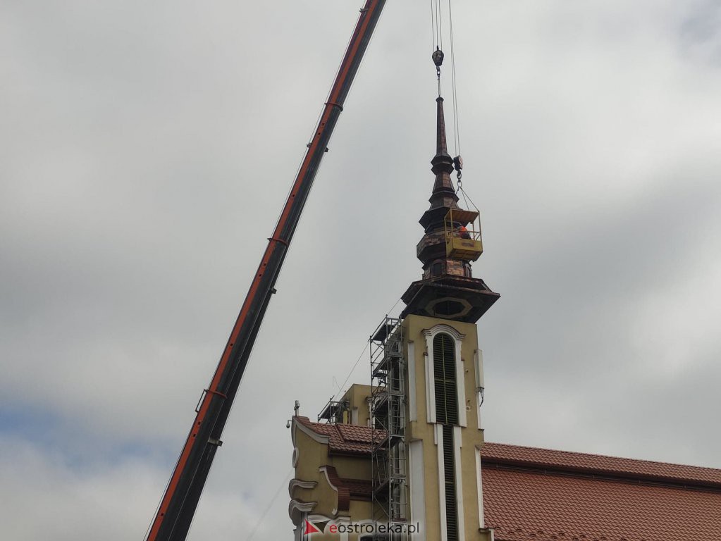 Trwa montaż iglic na wieżach kościoła św. Franciszka z Asyżu [29.06.2022] - zdjęcie #9 - eOstroleka.pl