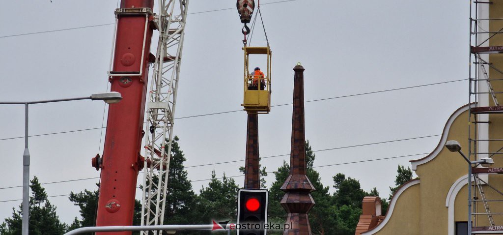 Trwa montaż iglic na wieżach kościoła św. Franciszka z Asyżu [29.06.2022] - zdjęcie #10 - eOstroleka.pl