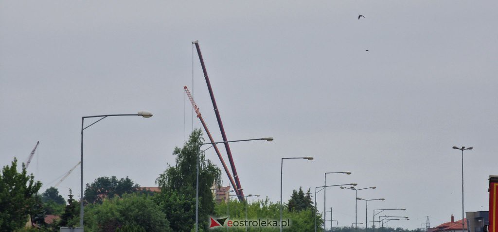 Trwa montaż iglic na wieżach kościoła św. Franciszka z Asyżu [29.06.2022] - zdjęcie #11 - eOstroleka.pl