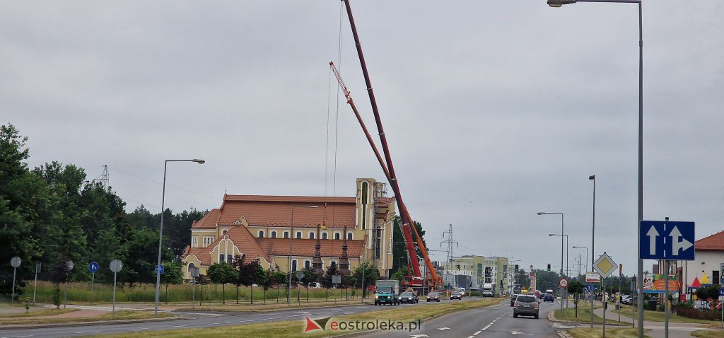 Trwa montaż iglic na wieżach kościoła św. Franciszka z Asyżu [29.06.2022] - zdjęcie #29 - eOstroleka.pl
