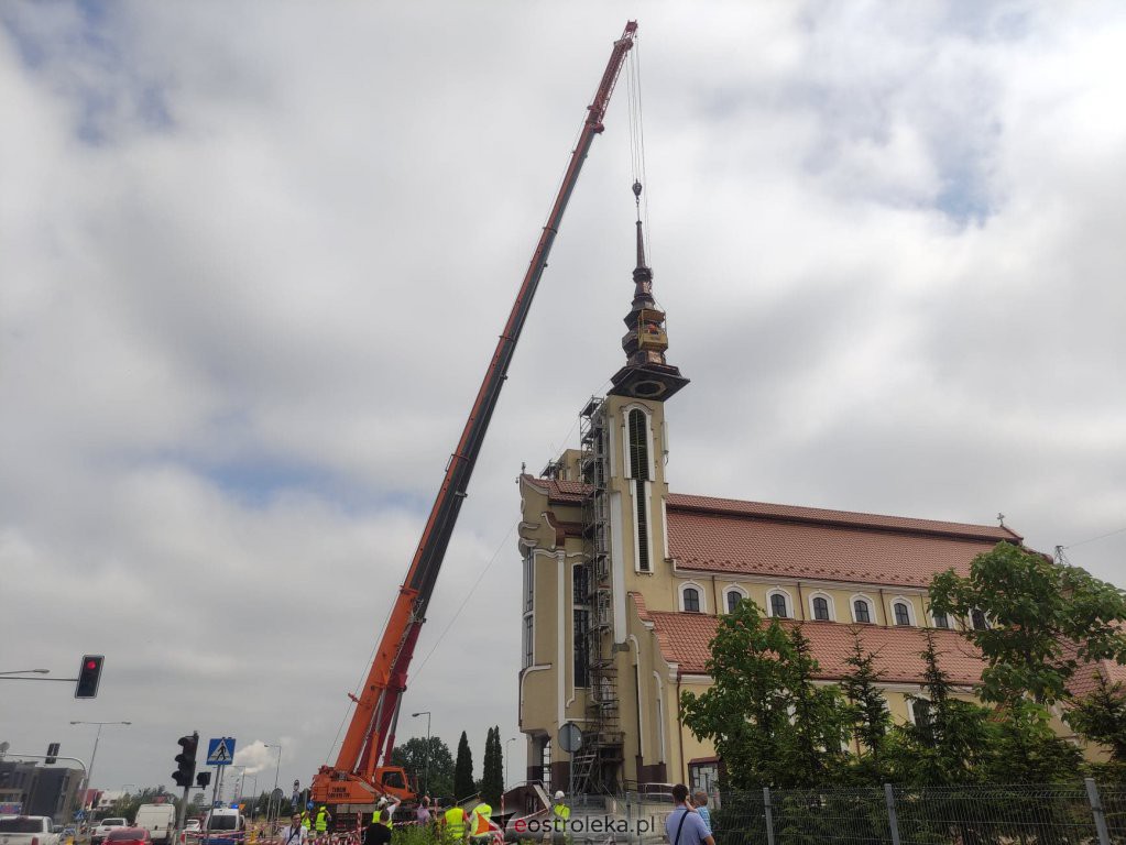 Trwa montaż iglic na wieżach kościoła św. Franciszka z Asyżu [29.06.2022] - zdjęcie #13 - eOstroleka.pl