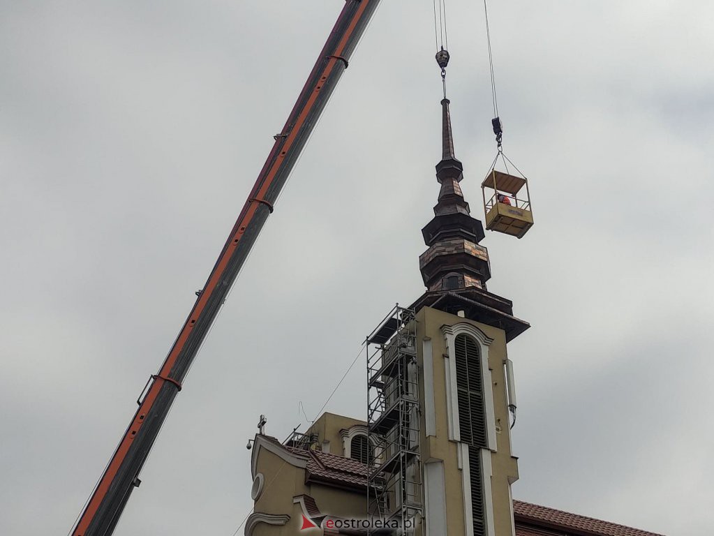 Trwa montaż iglic na wieżach kościoła św. Franciszka z Asyżu [29.06.2022] - zdjęcie #14 - eOstroleka.pl