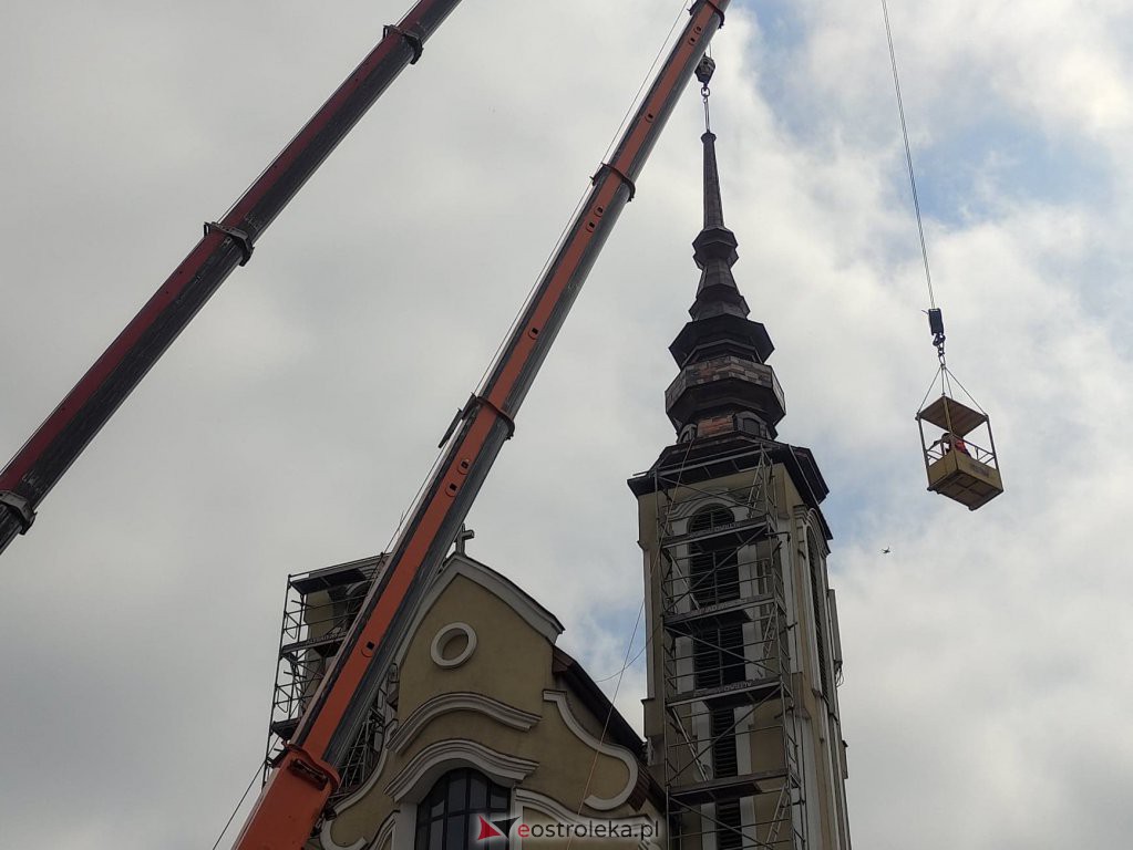 Trwa montaż iglic na wieżach kościoła św. Franciszka z Asyżu [29.06.2022] - zdjęcie #15 - eOstroleka.pl
