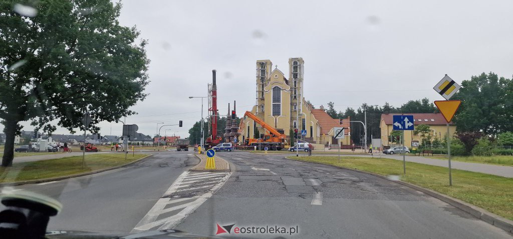 Trwa montaż iglic na wieżach kościoła św. Franciszka z Asyżu [29.06.2022] - zdjęcie #16 - eOstroleka.pl