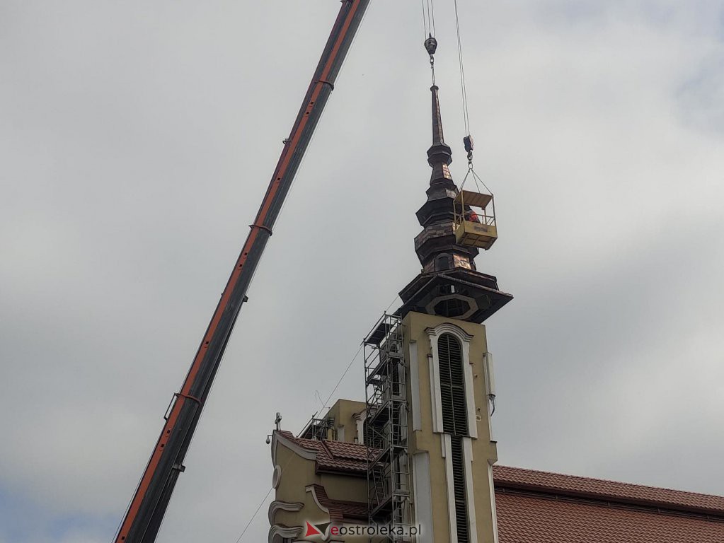 Trwa montaż iglic na wieżach kościoła św. Franciszka z Asyżu [29.06.2022] - zdjęcie #17 - eOstroleka.pl