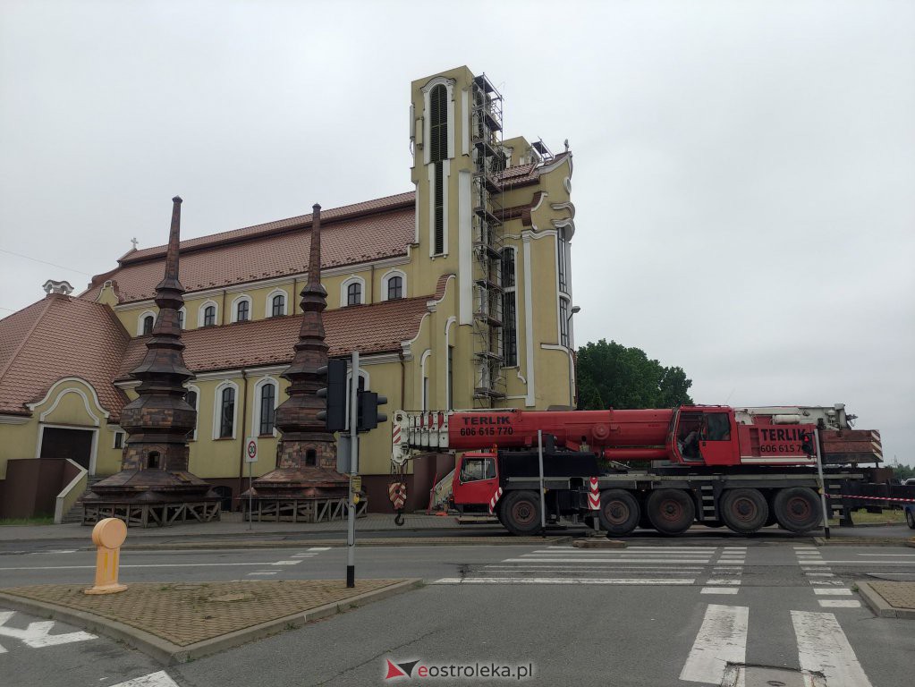 Trwa montaż iglic na wieżach kościoła św. Franciszka z Asyżu [29.06.2022] - zdjęcie #18 - eOstroleka.pl