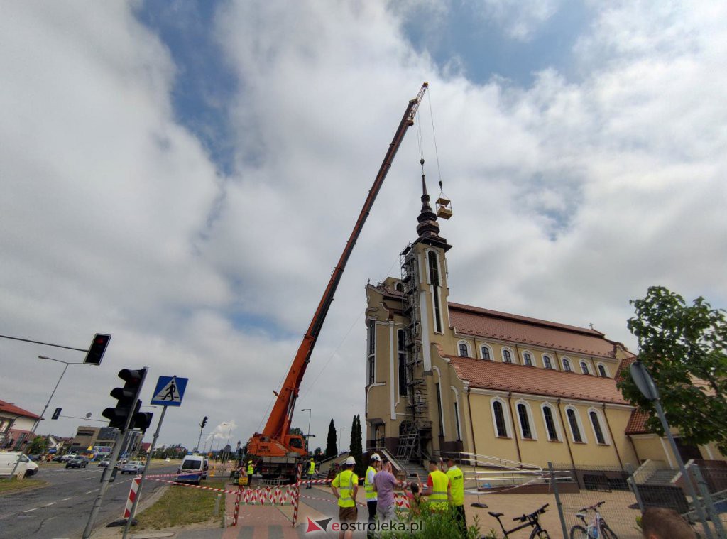 Trwa montaż iglic na wieżach kościoła św. Franciszka z Asyżu [29.06.2022] - zdjęcie #19 - eOstroleka.pl